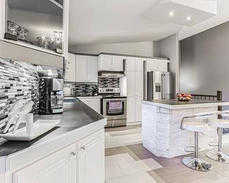 Cheerful 4 bedroom home with inground heated pool - Prévost - Kitchen