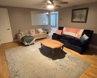Spacious Family Friendly 3-bedroom home in a woodsy area of Ashland, NH - Ashland - Living room