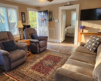 Parkside Cottage - Peaceful 2br Retreat Backing Directly Onto Mac Anderson Park - Statesville - Stue