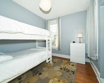 Spacious 3 bedroom 1.5 bath house in Fountain Square an easy drive to downtown - Indianapolis - Bedroom