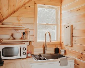 Cozy Tiny Cabin Getaway in the Finger Lakes! - Burdett