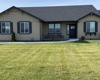 4 bed 2 bath Sleeps 6 adults 2 children. additional need approved see pricing - Prosser - Building