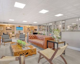 Waterfront Room, Heated Pool, Tiki Bar & Grill - Sarasota - Hall