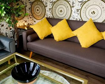 Stunningly Opulent Gold Apartment Near Sheffield Full Sky Tv - Rotherham - Living room