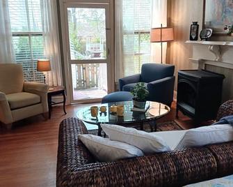 Rosemont B&b Cottages - Little Rock - Living room