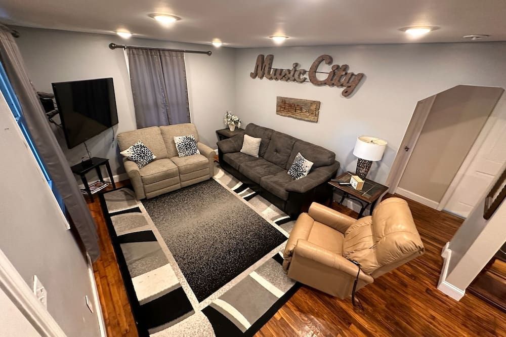 Charming 5br 5ba All-One-Level Home Backyard Large Driveway 10mins Dntwn Airport - Nashville - Sala de estar