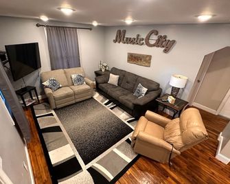 Charming 5BR 5BA home with driveway and yard near downtown! - Nashville - Sala de estar