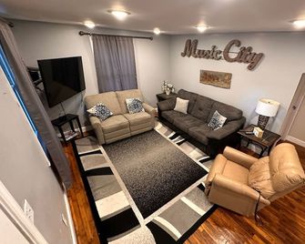 Charming 5br 5ba All-One-Level Home Backyard Large Driveway 10mins Dntwn Airport - Nashville - Sala de estar