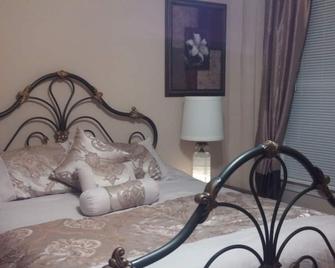 'Cabin In The City'. Walking Distance to Cane River & Front Street! Close to NSU - Natchitoches - Bedroom