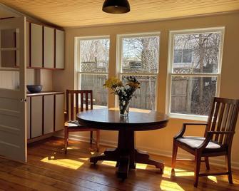 The Artist's Bungaloo - Fairfield - Essbereich
