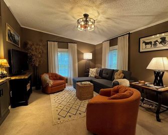 WJ's Countryside Retreat - Minutes from Peek'n Peak Resort & Findley Lake, NY ! - Clymer - Living room