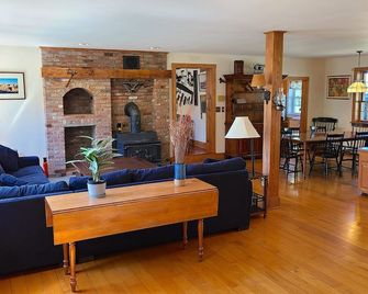 Beautiful Historic Farmhouse with Gorgeous Views - Middleburgh - Sala de estar