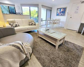 Noosa River Retreat - Noosa Heads - Olohuone