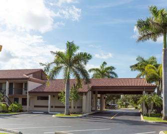Super 8 by Wyndham Riviera Beach West Palm Beach - Riviera Beach - Edificio