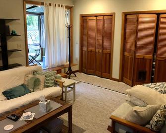 Kayakers Delight! Narrow River, Sk- Cute, Comfy 1br - 南金斯敦 - 客廳