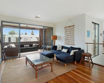 4 Mackay Street Dicky Beach - Caloundra - Stue