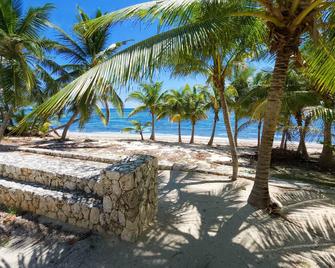 Andy's Inn 3 Loft Studio - Quaint, tranquil loft studio suite with beach access - Bodden Town