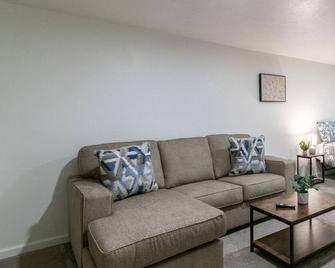 Blackbird House - Extended Stay - Great Falls - Living room