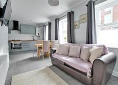 Nelson By The Docks Serviced Apartments by Roomsbooked - Gloucester - Living room