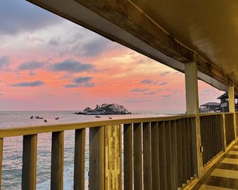 اوكاجنز - فريتاون - شرفة