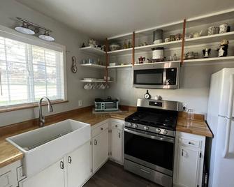 Cozy cottage in delightful Ahwahnee with AC, WiFi - Ahwahnee - Kitchen