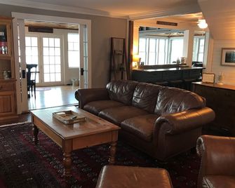 Waterfront Lake Winnisquam House, Guest House & Barn Game Rm, Sleeps 16 w/ Beach - Sanbornton - Living room