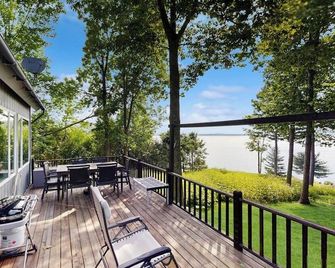 Oceanfront snowbird-friendly home on the beach with washer/dryer & fireplace - Lincolnville - Balcony