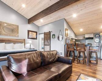 Joe's Saloon - Cabin Near Glacier National Park - Columbia Falls - Salon