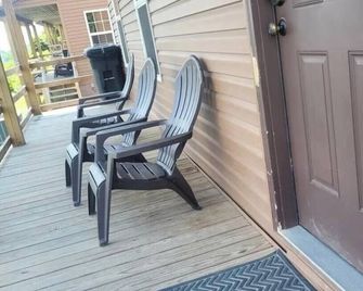 Soothing 1-bedroom cabin located at Gold & Blue cabins in Bluefield - Bluefield - Balkón