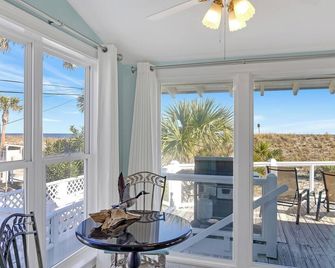 Oceanfront Cottage, Steps from Beach, with Sundeck & Pet friendly. - Tybee Island - Balcony