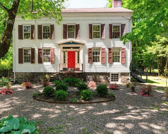 Wooded Views & Modern Amenities | Historic Modern on Main by AvantStay - Stone Ridge - Building