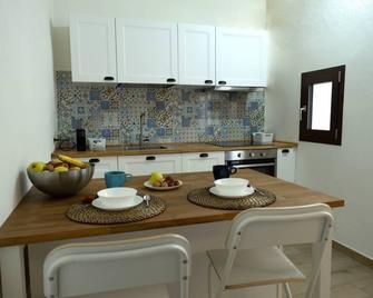 Comfy Two-Levels Apartment with Terrace! - San Vito - Cuisine