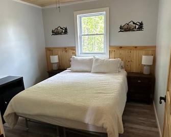 Rail Trail Retreat! Recently remodeled cozy home on Snowmobile/ATV Trail! - Dexter - Habitación