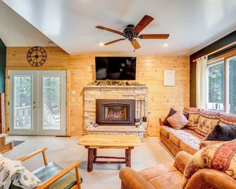 Boat, Paddle, Utv And More Getaway In Sa - Saint Germain - Living room