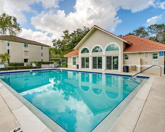 3 Mi to Beaches: Naples Condo w/ Pool Access! - Naples - Piscina