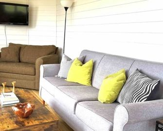 Her Francis - Stanley Bridge - Living room