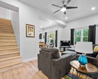 5 Bedroom - Located in Old Town Eagle - Eagle - Wohnzimmer