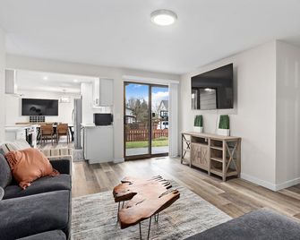 Cozy 3-bedroom house in peaceful Renton with WiFi, AC - Renton - Living room