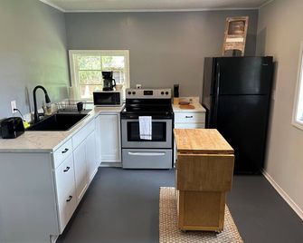 Cottage at Pilot Mountain - Pinnacle - Kitchen