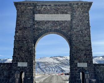 Yellowstone Retreat Rentals UA: two blocks from Yellowstone! - Gardiner - Building