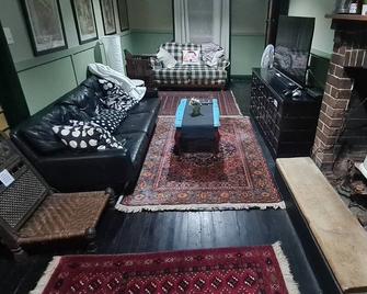 Unique 1920's Historic Retreat! Pet Friendly! - Springwood - Living room