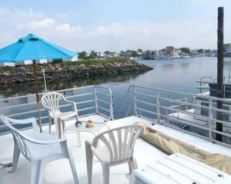 Charming Modern Housebarge - Brooklyn - Balcony