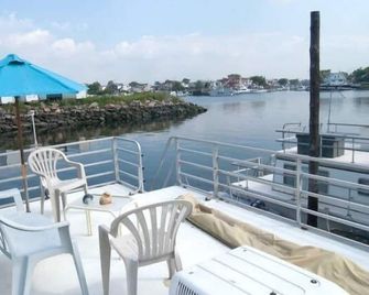 Charming Modern Housebarge - Brooklyn - Balcón