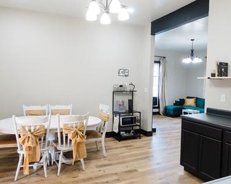 Charming 2-bedroom bungalow plus Murphy bed, office and outdoor space. - Olney - Eetruimte