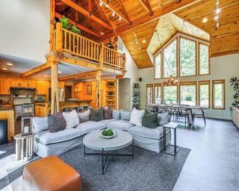 Day Trip to White Pass Luxe Cabin on Naches River - Naches - Salon