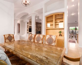 Jump in! Luxurious spread in the desert & no annoying neighbors! Comfy beds! - Fountain Hills - Essbereich