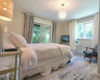 Davidson Lake House - Sooke