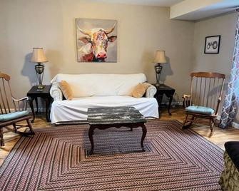 Relax and enjoy a quiet, country get-away at Lucky Star Farm! - Culpeper - Living room