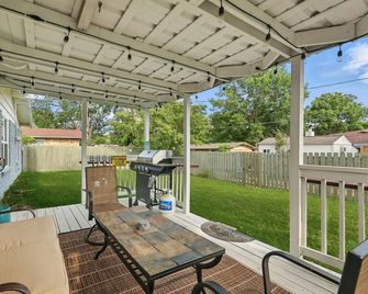 Charming 3-Bed/2-Bath Hidden Gem w Yard (Sleeps 6) - Richardson - Balcón