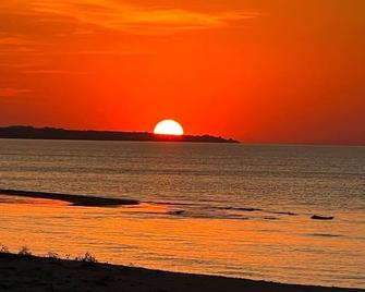 Recently Updated 3 Bedroom Beachfront Resort Cottage #1 - Port Austin
